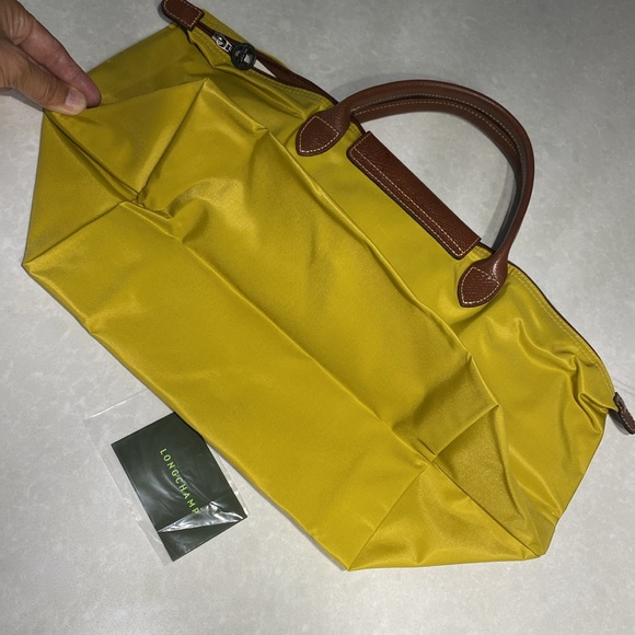 New Authentic Longchamp Yellow Nylon Le Pilage Medium Foldable short handle⭐️⭐️ - Picture 8 of 16